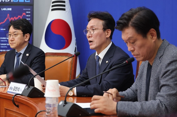 더불어민주당 김민석 상임공동선거대책위원장이 4일 국회에서 열린 기자간담회에서 발언하고 있다. 2025.5.4 /연합뉴스