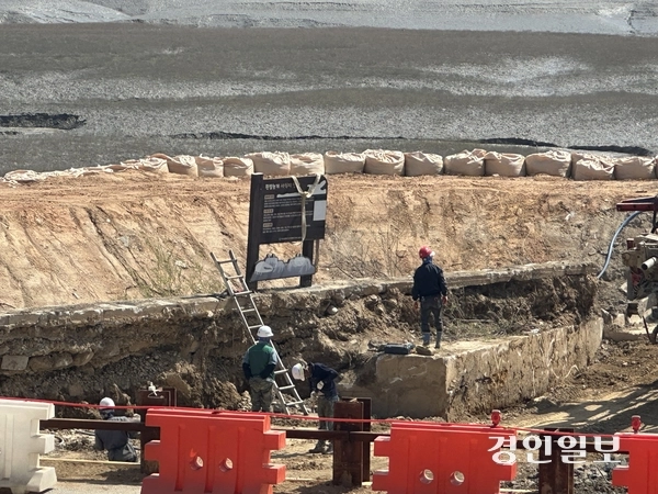 중구 영종도 동강천 인근 해안순환도로 공사현장에서 지난달 29일 흰발농게 서식지 안내판이 철거되고 있다. 흰발농게 서식지 안내판 뒤쪽으로 있던 갯벌에는 가물막이가 설치됐다. 2025.4.29 /조경욱기자 imjay@kyeongin.com