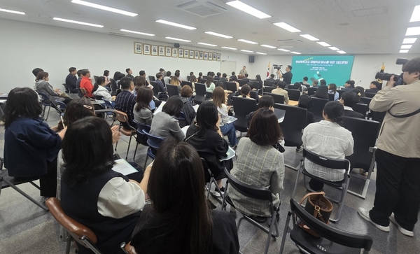 성남시의회 구재평 의원 주최로 최근 열린 ‘성남 위례·복정1지구 학교문제’ 토론회에서 학부모들은 학교 신설·학군 조정 등 대책을 호소했다. 2025.4. 30 성남/김순기기자 ksg2011@kyeongin.com