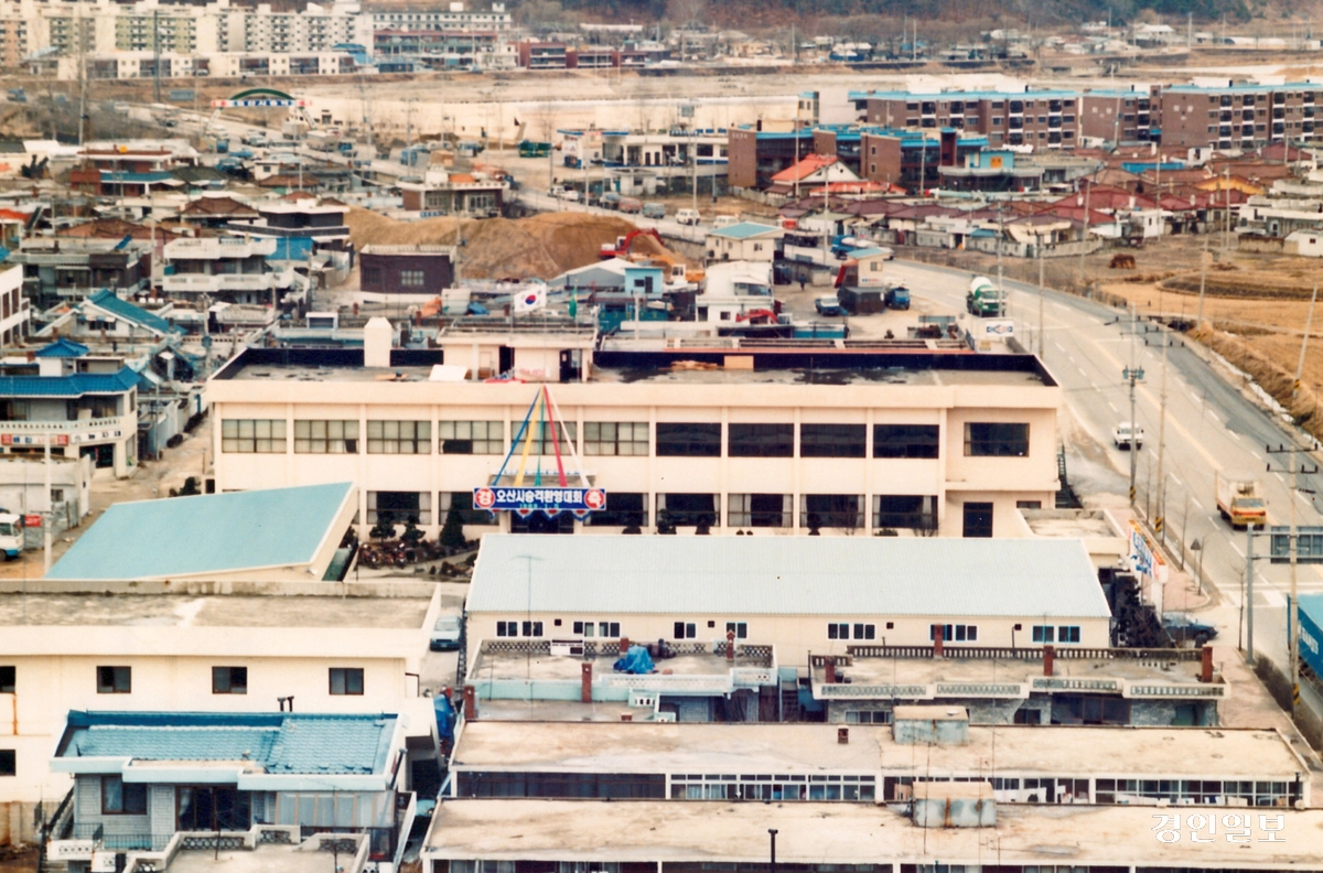 시 승격을 축하하는 현수막이 걸린 옛 오산시청 건물 모습 /경인일보DB