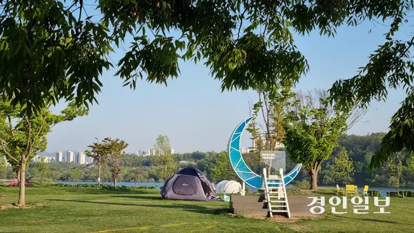 구리한강시민공원 가족힐링캠핑장에 텐트 친 이용객. 캠핑장에서 야영은 안되지만, 낮에 간단한 텐트를 치고 나들이를 즐기는 이용객이 꾸준히 있다. 하루 가족나들이할 계획이라면 이런 준비가 유용하다. 2025.4.26 구리/권순정기자 sj@kyeongin.com