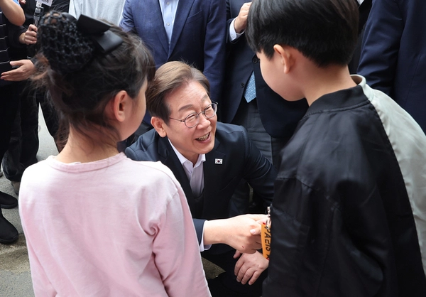 더불어민주당 이재명 대선 후보가 5일 경기도 양평군 양평물맑은시장에서 열린 ‘골목골목 경청투어’에서 어린이들과 대화하고 있다. 2025.5.5 /연합뉴스