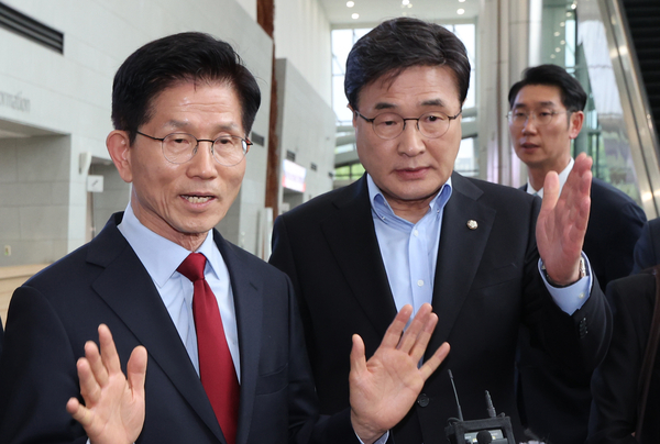 무소속 한덕수 대선 예비후보와의 단일화를 둘러싸고 국민의힘 김문수 대선 후보와 당 지도부가 내홍을 겪고 있다. 6일 경북 경주 화백컨벤션센터를 방문한 김 후보. 2025.5.6 /연합뉴스