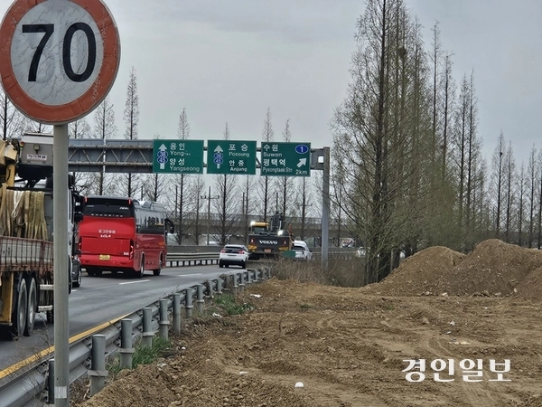 평택시가 드라이브 코스로 유명한 국도 38호선 서동대로에 줄 지어 서 있던 메타세쿼이아 나무 수십그루를 절단하는 행정조치를 시행해 원성을 사고 있다. 평택/김종호기자 kikjh@kyeongin.com