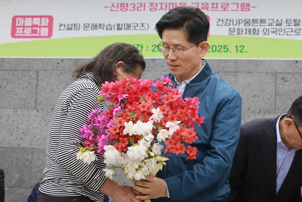 국민의힘 김문수 대선 후보가 4일 한센인 마을인 경기도 포천시 장자마을을 방문해 주민으로부터 꽃다발을 받고 있다. 2025.5.4 /연합뉴스
