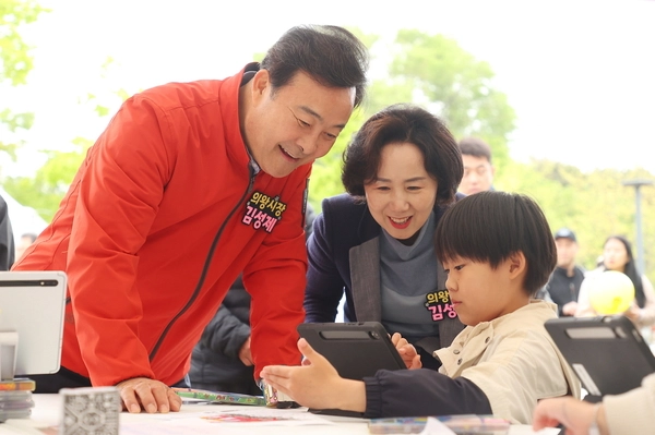 ‘2025 의왕어린이철도축제’에 나선 김성제 의왕시장과 부인 이선희 여사는 지난 3일 축제 이벤트에 참여한 어린이가 그린 태블릿 작품을 함께 감상했다./의왕시 제공
