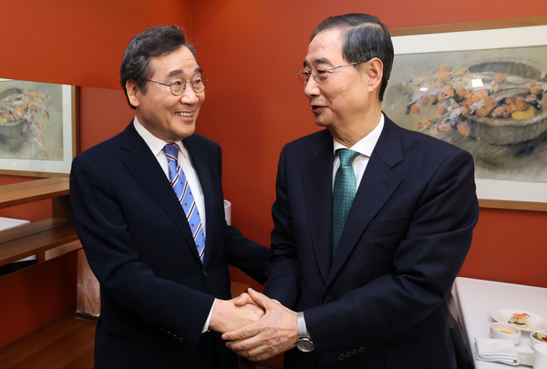 6일 서울 중구 컨퍼런스하우스달개비에서 무소속 한덕수 대선 예비후보와 이낙연 전 국무총리가 오찬 회동을 하기 전 악수하고 있다. 2025.5.6 /연합뉴스