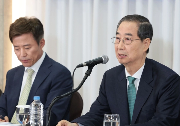 무소속 한덕수 대선 예비후보와의 단일화를 둘러싸고 국민의힘 김문수 대선 후보와 당 지도부가 내홍을 겪고 있다. 6일 서울 중구 코리아나호텔에서 열린 관훈토론회에 참석한 한 예비후보. 2025.5.6 /연합뉴스