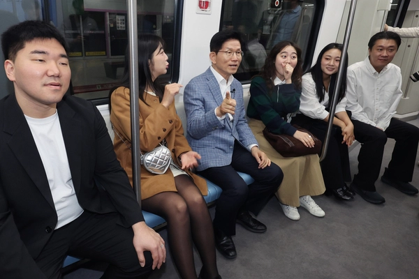 경기도지사 시절 수도권광역급행철도(GTX)를 최초 기획한 국민의힘 김문수 대선 후보가 2일 서울 수서역에서 GTX-A에 탑승해 청년서포터스와 대화하고 있다. 2025.5.2 /연합뉴스