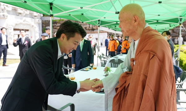 개혁신당 이준석 대선 후보가 지난 5일 부처님오신날 봉축대법회 참석 등을 위해 대구 동화사를 방문하고 있다. 2025.5.5 /이준석 캠프 제공