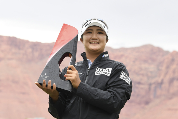 5일(한국시간) 미국 유타주 아이빈스의 블랙 데저트 리조트 골프코스에서 열린 미국여자프로골프(LPGA) 투어 신설 대회인 블랙 데저트 챔피언십에서 와이어 투 와이어 우승을 차지한 유해란이 우승컵을 들고 기념촬영을 하고 있다. 2025.5.5 /AP=연합뉴스