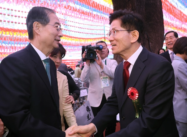 국민의힘 김문수 대선 후보(오른쪽)와 무소속 한덕수 대선 예비후보가 5일 서울 종로구 조계사에서 열린 불기 2569년 부처님오신날 봉축법요식을 마친 뒤 악수하고 있다. 2025.5.5 /연합뉴스