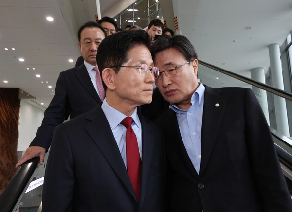 국민의힘 김문수 대선 후보가 6일 아시아태평양경제협력체(APEC) 회의장인 경북 경주시 경주화백컨벤션센터를 방문, 초선·재선 대표인 김대식 의원과 대화를 나누고 있다. 2025.5.6 /연합뉴스