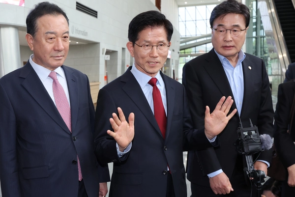 국민의힘 김문수 대선 후보가 6일 아시아태평양경제협력체(APEC) 회의장인 경북 경주시 경주화백컨벤션센터에서 무소속 한덕수 대선 예비후보와의 단일화 압박에 반발하며 후보 일정 중단을 선언하고 있다. 김 후보 양 옆으로는 엄태영·김대식 의원. 2025.5.6 /연합뉴스
