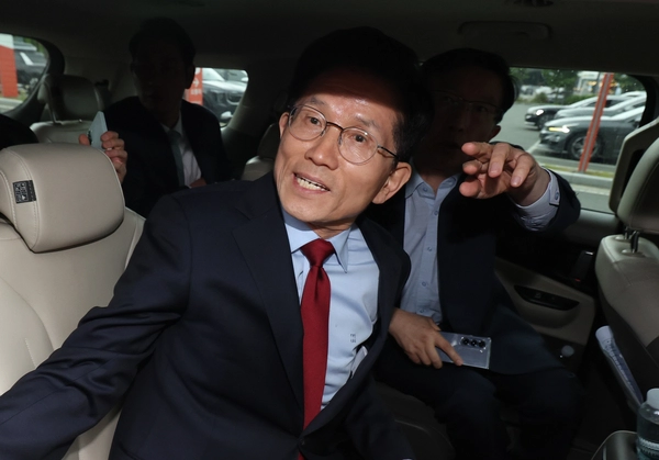 국민의힘 김문수 대선 후보가 6일 아시아태평양경제협력체(APEC) 회의장인 경북 경주시 경주화백컨벤션센터에서 국민의힘 재선 의원 모임 간사인 엄태영 의원과 초선 의원 모임 간사인 김대식 의원의 방문을 받고 일정 중단을 선언한 뒤 이동하고 있다. 2025.5.6 /연합뉴스