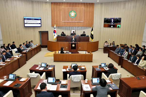 지난 2일 열린 제310회 의왕시의회 임시회 제3차 본회의장 전경. 한채훈 의원은 5분 자유발언을 통해 “예산 삭감의 책임이 공직자들에 있지 않다”고 밝혔다. /의왕시의회 제공