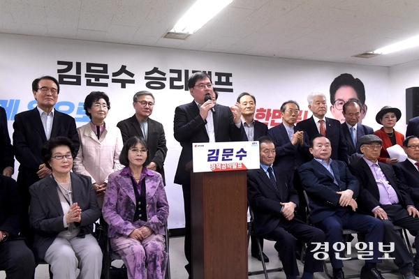 보수진영 전직 국회의원들의 김문수 지지 회견에서 유동규 전 경기관광공사 사장이 지원연설을 하고 있다. 2025.5.7 /김우성기자 wskim@kyeongin.com