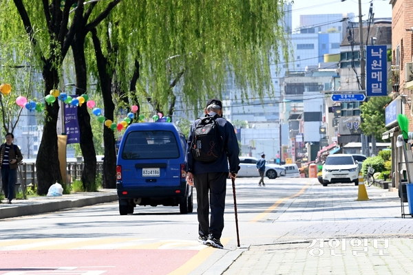 고령 부모들 사이에선 불효자식을 예방하기 위해 가족 간에 ‘효도계약서’ 작성이 유행처럼 번지는 웃지 못할 상황이 벌어지고 있다. 사진은 어버이날을 앞둔 7일 수원시내 한 공원에서 노인이 걸어가는 모습. 2025.5.7 /최은성기자 ces7198@kyeongin.com