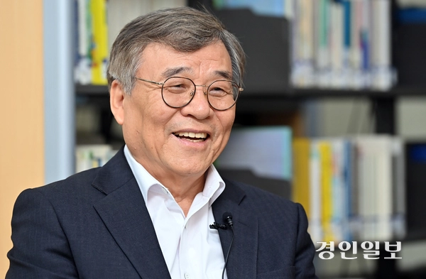 김 고문은 K2 전차가 전 세계 ‘탑3’ 혹은 ‘탑5’안에 반드시 꼽히는 전차라고 강조한다. 김의환 현대로템 고문. /김용국기자 yong@kyeongin.com