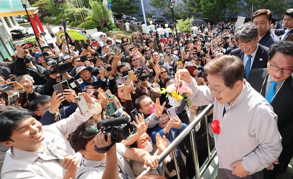 더불어민주당 이재명 대선 후보가 7일 전북 익산시 대한노인회 익산시지회에서 열린 노인회 간담회에 참석하던 중 어린이로부터 꽃다발을 받은 뒤 지지자들에게 들어보이고 있다. 2025.5.7 /연합뉴스