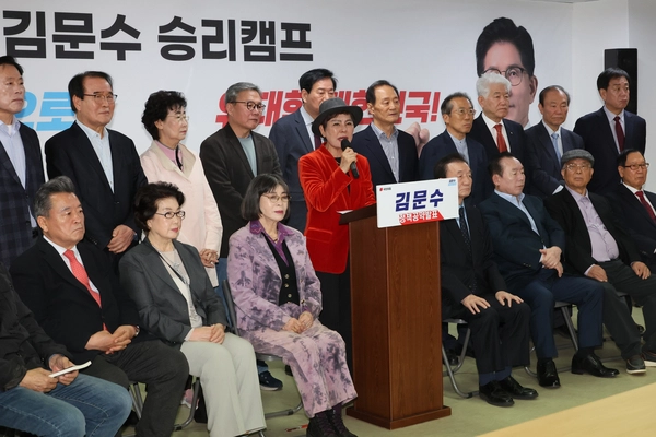 국민의힘 김문수 대선 후보를 지지하는 송영선 전 의원 등 전직 국회의원들이 7일 서울 여의도 후보 캠프에서 원칙에 따른 공정한 단일화 과정을 요구하고 있다. 2025.5.7 /연합뉴스