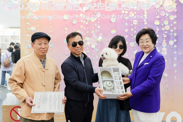 39회 이천도자기축제 100만번째 관람객으로 당첨된 별이네 가족이 유기정 이천시도자기명장으로부터 5인 다기세트를 전달받고 기념촬영을 하고 있다. 2025.5.6/ 이천시 제공