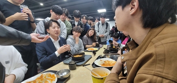 개혁신당 이준석 대선후보가 7일 대전 유성구 충남대를 찾아 학생들과 함께 점심을 먹으며 이야기를 나누고 있다. 2025.5.7 /연합뉴스