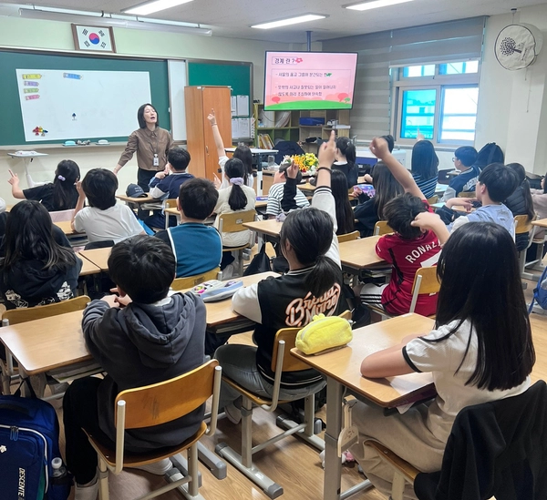 여주가정폭력성폭력통합상담소 직원이 여흥초등학교 교실에서 학생들을 대상으로 디지털성폭력예방교육을 실시하고 있다. 2025.4.17 /상담소 제공