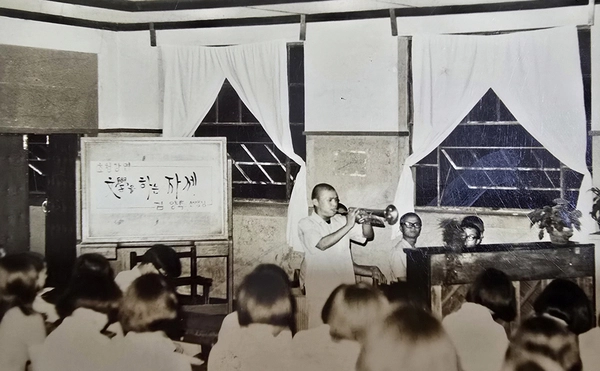 고교시절 문학의 밤 행사에서 트럼펫 연주를 하는 김의환 고문. /김의환 제공