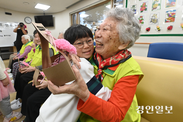 어버이날을 하루 앞둔 7일 오전 수원시 팔달노인복지관을 찾은 어린이들이 어르신들에게 카네이션을 드리고 있다. 2025.5.7 /최은성기자 ces7198@kyeongin.com