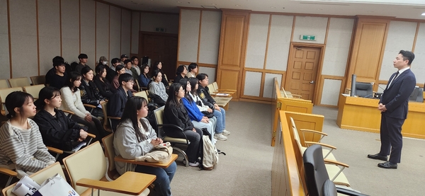 인천대 법학부 학생들이 법의 날 맞아 인천지방법원을 견학했다. 2025.5.2 /인천대 제공