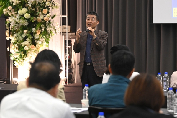 7일 오후 수원 파티움하우스에서 열린 미래사회포럼에서 강사로 나선 고종완 한국자산관리연구원 원장이 부동산 경기전망 및 과학적 자산관리전략을 주제로 강연하고 있다. 2025.5.7 /최은성기자 ces7198@kyeongin.com
