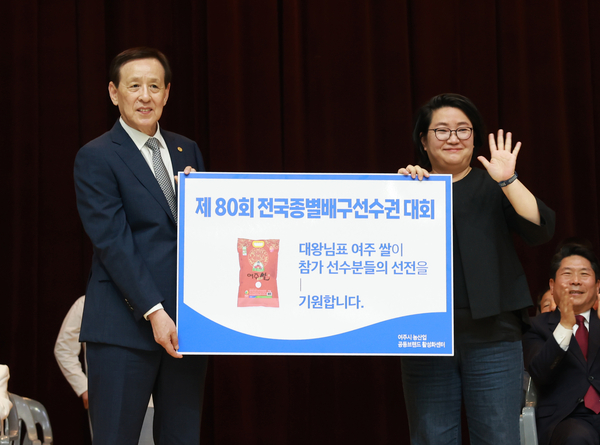 오한남 대한배구협회장(왼쪽)과 이상휘 여주시농산업공동브랜드활성화 센터장 /여주시 제공