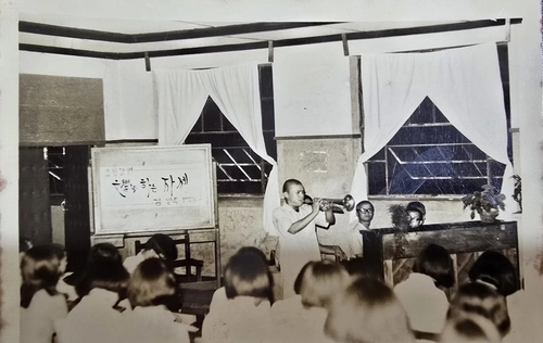 고교시절 ‘문학의 밤’ 행사에서 트럼펫을 연주하는 김의환 고문의 모습/김의환 제공