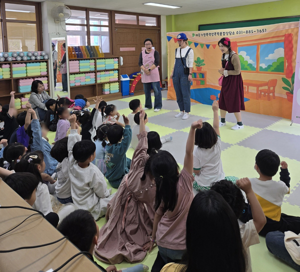여주가정폭력성폭력통합상담소 직원들과 외부강사가 오학초 병설유치원에서 아동들을 대상으로 성폭력예방동극을 진행하고 있다. 2025.4.25 /상담소 제공