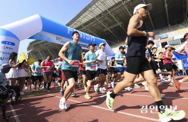 지난해 화성효마라톤대회에서 달림이들이 출발하는 모습. /경인일보DB