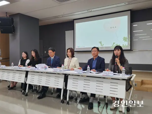 7일 수원시 영통구에 위치한 영흥수목원에서 경기도교육청과 수원교육지원청 관계자들이 교원의 심리적 안정을 돕는 정책을 소개하고 있다. 2025.5.7 /김형욱기자 uk@kyeongin.com