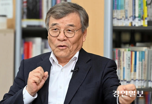 김의환 고문은 특례 보충역으로 국방과학연구소에 입사해 5년 간 무기 체계를 만드는 일에 발을 담갔다. 김의환 현대로템 고문. /김용국기자 yong@kyeongin.com