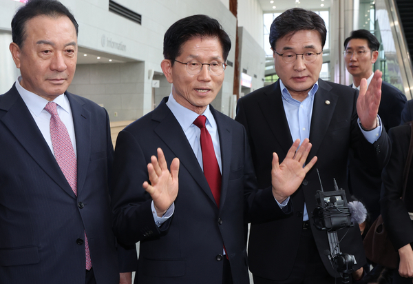 국민의힘 김문수 대선 후보가 6일 아시아태평양경제협력체(APEC) 회의장인 경북 경주시 경주화백컨벤션센터에서 무소속 한덕수 대선 예비후보와의 단일화 압박에 반발하며 후보 일정 중단을 선언하고 있다. 김 후보 양 옆으로는 엄태영·김대식 의원. 2025.5.6 /연합뉴스