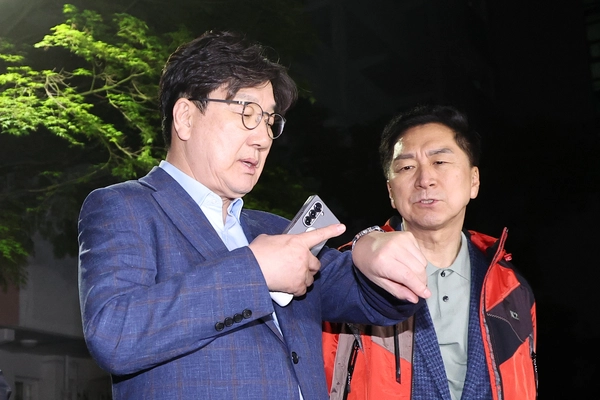 국민의힘 권성동 원내대표가 6일 후보 단일화 압박에 반발하며 후보 일정을 중단하고 상경한 김문수 대선 후보를 만나기 위해 서울 관악구 김 후보의 자택 앞에서 기다리다 김 후보가 오지 않자 시간을 확인하고 있다. 2025.5.6 /연합뉴스