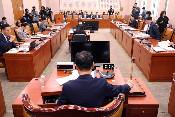 7일 서울 여의도 국회에서 열린 법제사법위원회 법안심사제1소위원회에서 더불어민주당 소속 박범계 소위원장이 의사봉을 두드리고 있다. 2025.5.7 /연합뉴스