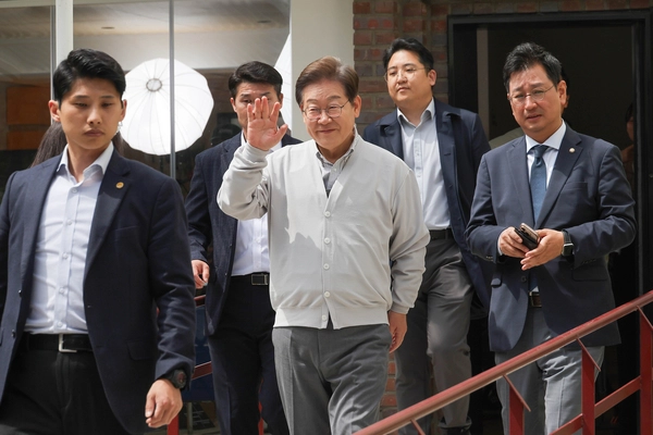 더불어민주당 이재명 대선 후보가 ‘골목골목 경청투어:국토종주편’에 나선 7일 전북 전주시 완산구의 한 카페에서 ‘K-콘텐츠’ 산업 진흥 간담회를 마친 뒤 간담회장을 나오며 손인사를 하고 있다. 이날 서울고등법원은 오는 15일 예정됐던 이 후보의 공직선거법 위반 혐의 사건 파기환송심 첫 공판을 오는 6월 18일로 연기했다. 2025.5.7 /연합뉴스
