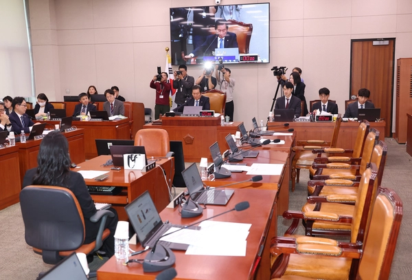 7일 서울 여의도 국회에서 국민의힘 의원들이 퇴장한 가운데 열린 법제사법위원회 전체회의에서 정청래 위원장이 의사봉을 두드리고 있다. 2025.5.7 /연합뉴스