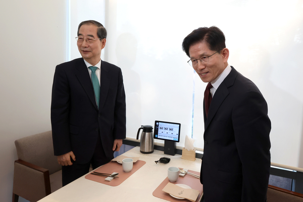 국민의힘 김문수 대선후보(오른쪽)와 무소속 한덕수 대선 예비후보가 7일 서울 종로구의 한 식당에서 후보 단일화 관련 회동을 하고 있다. 2025.5.7 /공동취재
