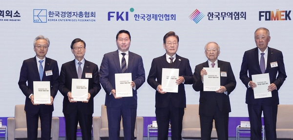 더불어민주당 이재명 대선후보가 8일 서울 중구 대한상공회의소에서 열린 대선후보 초청 경제5단체 간담회에서 경제5단체장들에게 정책 제언집을 전달받은 후 기념촬영을 하고 있다. 2025.5.8 /국회사진기자단