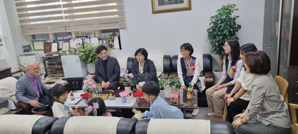 수원시 화서1동 시립어린이집 유치원생들이 어버이날을 앞두고 지난 7일 (사)대한노인회 팔달구지회를 찾아 이병학 지회장 등 어르신들께 축하인사와 감사의 마음을 담은 카네이션을 전달했다. /양형종기자 yanghj@kyeongin.com, 사진/대한노인회 팔달구지회