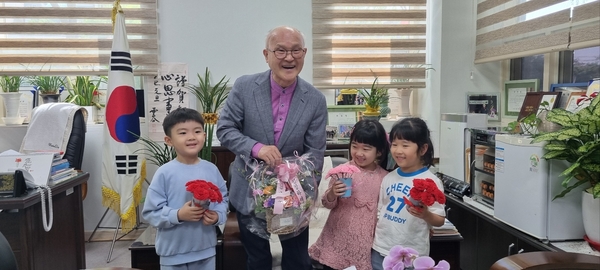 수원시 화서1동 시립어린이집 유치원생들이 어버이날을 앞두고 지난 7일 (사)대한노인회 팔달구지회를 찾아 이병학 지회장 등 어르신들께 축하인사와 감사의 뜻을 담은 카네이션을 전달했다. /양형종기자 yanghj@kyeongin.com, 사진/대한노인회 팔달구지회