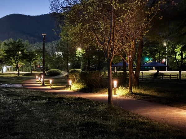 물의정원 산책로와 파고라에 조명을 더해 야간에도 쾌적한 보행과 휴식이 가능하도록 했다. 2025.5.8 /남양주시 제공