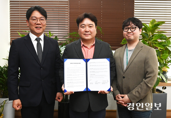 8일 오후 경인일보 본사에서 조영상 경인일보 편집국장(가운데)과 신지영 전국언론노조 경인일보 지부장, 김우성 한국기자협회 경인일보 지회장이 제21대 대통령선거 보도 준칙에 서명 후 기념촬영을 하고 있다. 2025.5.8 /최은성기자 ces7198@kyeongin.com