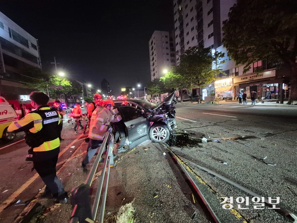 8일 오전 4시25분께 인천 남동구 구월동 왕복 8차로 도로에서 20대 남성이 몰던 승용차가 다른 차량을 들이받아 2명이 숨졌다. 2025.5.8 /인천소방본부 제공